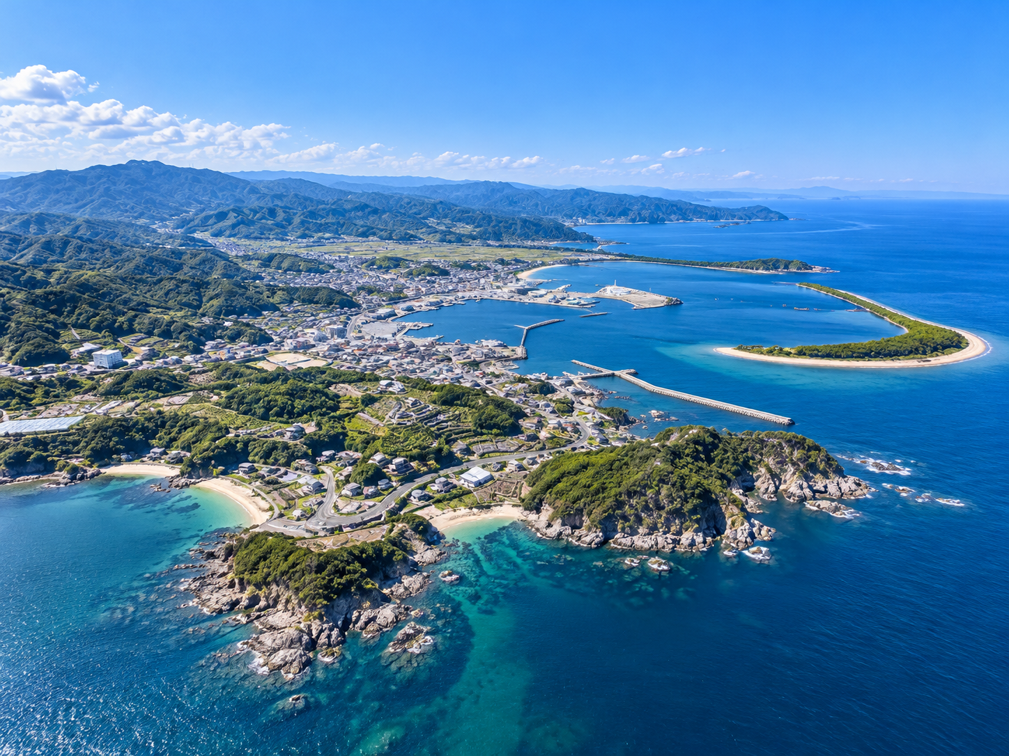 青い海に囲まれた町を上空から眺めるAI生成イメージ